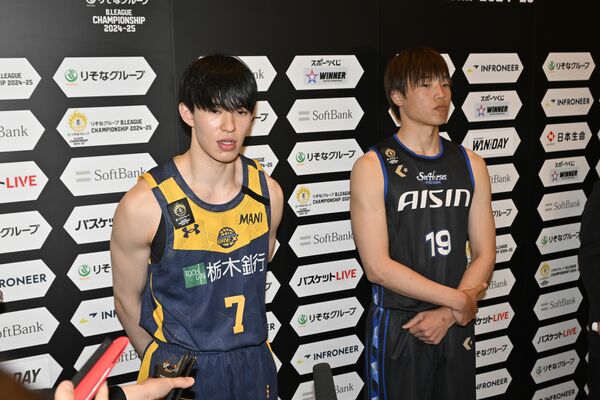 囲み取材で意気込みを語るブレックスの小川（左）と三河の西田＝東京都内、湯田大士撮影