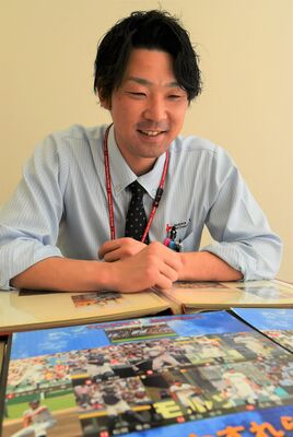 高校時代のアルバムを見ながらダルビッシュ投手との思い出を語る伊藤さん＝足利市五十部町