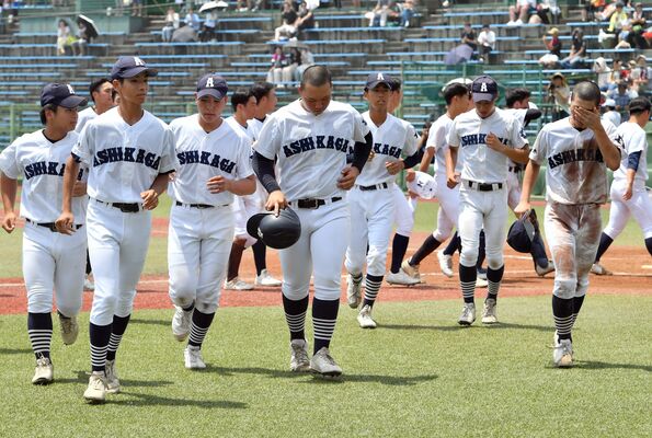 ８強進出を逃し、肩を落としてベンチに引き上げる足工ナイン＝清原