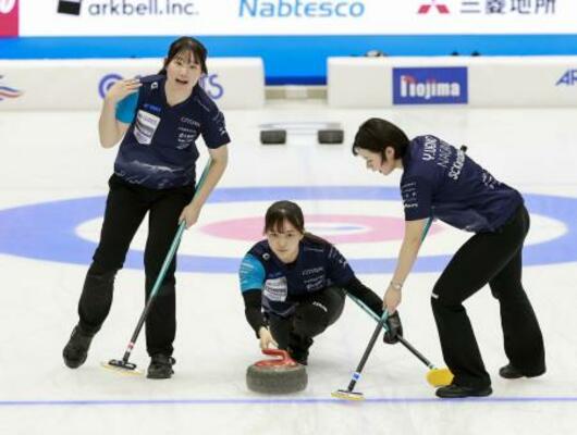 　女子決勝の北海道銀行戦でショットを放つＳＣ軽井沢クの上野美＝横浜ＢＵＮＴＡＩ