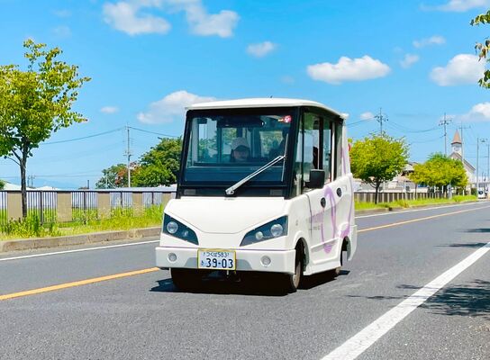 芳賀町役場周辺をテスト走行するサイコマ（同町提供）
