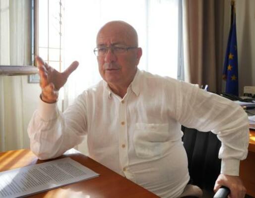 　取材に答えるギリシャ・サントリーニ島の首長ニコス・ゾルゾス氏＝１０月（共同）