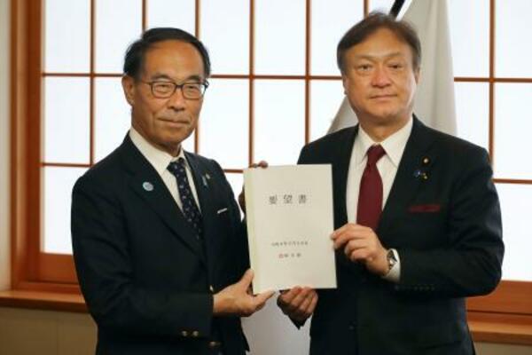 堀井巌外務副大臣(右)に要望書を手渡す埼玉県の大野元裕知事=26日午後、外務省