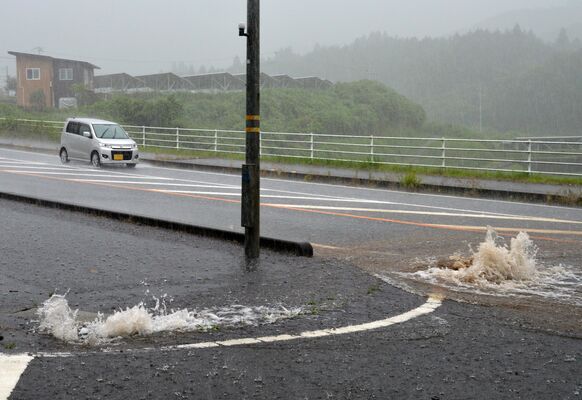 排水溝から湧き上がる水＝14日午後１時５分、那珂川町馬頭（画像は一部加工しています）