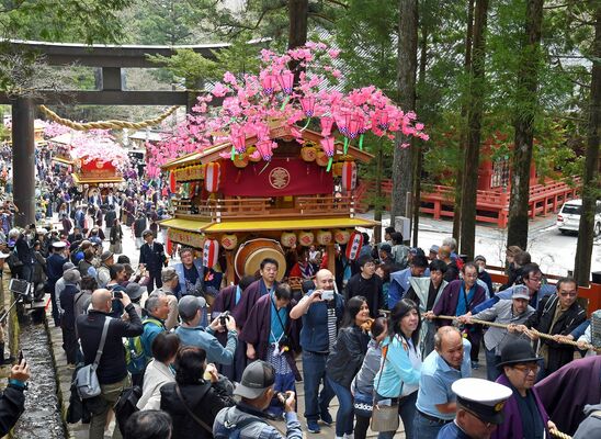 日光二荒山神社の参道の坂を駆け上がる花家体＝2019年４月17日