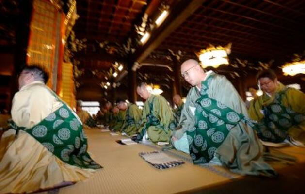 「坂東曲」の法要で、体を揺らしながら念仏を唱える僧侶たち=28日午前、京都市下京区の東本願寺