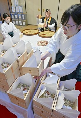 節分会に向け、次々と作られる福升＝22日午前10時50分、日光市山内