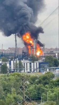 16日、ウクライナ軍の無人機攻撃を受けて炎上するモスクワの製油所(ソーシャルメディアから、ロイター=共同)
