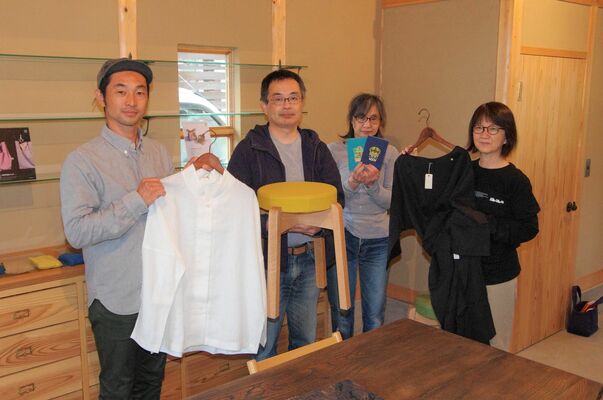 特設ストアで販売する衣類や工芸品