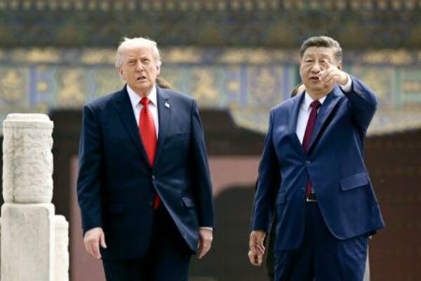 北京の天壇公園を訪れたトランプ米大統領(左)と中国の習近平国家主席=14日(AP=共同)