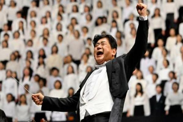 　「サントリー１万人の第九」で指揮をする佐渡裕さん＝７日午後、大阪市中央区（（Ｃ）ＭＢＳ／サントリー１万人の第九）