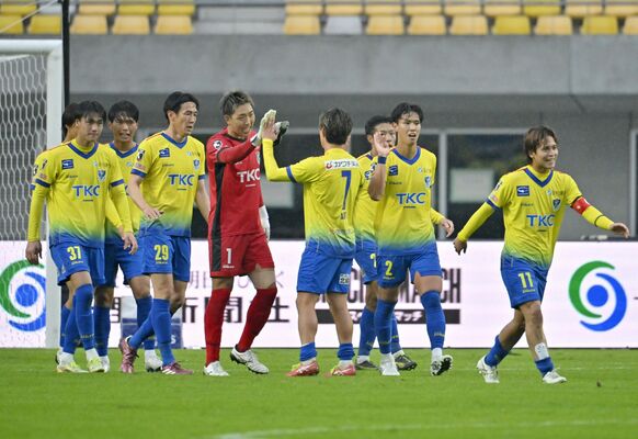 勝利を収めて、仲間と喜び合う栃木SCの選手たち=カンセキスタジアムとちぎ、広瀬華撮影
