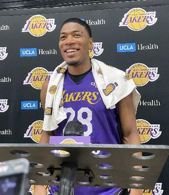 　練習後、取材に応じるレーカーズの八村＝ロサンゼルス近郊（共同）