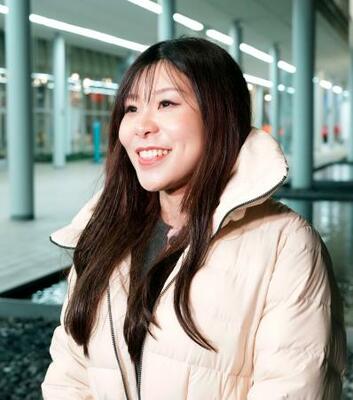 　スピードスケート男子５００メートルに出場した新濱立也のレースを観戦し、取材に応じる妻の吉田夕梨花＝１４日、イタリア・ミラノ（共同）