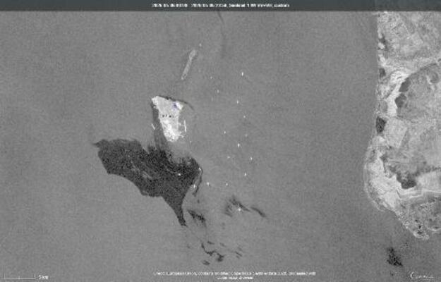 　６日、イラン・カーグ島（中央）の周辺海域を撮影した衛星画像。海面に油膜が広がっている様子が示されている（Ｅｕｒｏｐｅａｎ　Ｓｐａｃｅ　Ａｇｅｎｃｙ提供・ＡＰ＝共同）