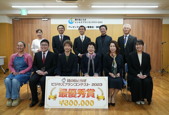 最優秀賞に選ばれた古田土さん（前列左から３人目）ら