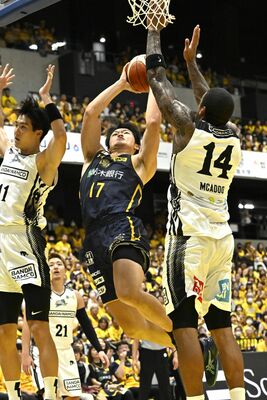 第３クオーター終了間際、ブレックスの星川がシュートを決める＝日環アリーナ栃木、加藤竜矢撮影