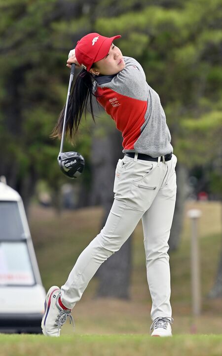 ゴルフ女子　２番でティーショットを放つ辻結名＝若洲ゴルフリンクス、広瀬華撮影