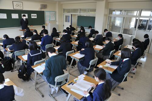 模擬テストに臨む中学生。もうちょっとでゴール。（2022年11月の下野新聞より）