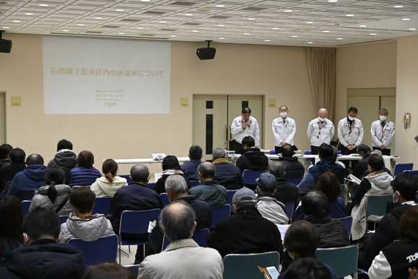 ＰＦＡＳについて市民に説明する市上下水道局の職員ら＝４日夜、下野市下古山