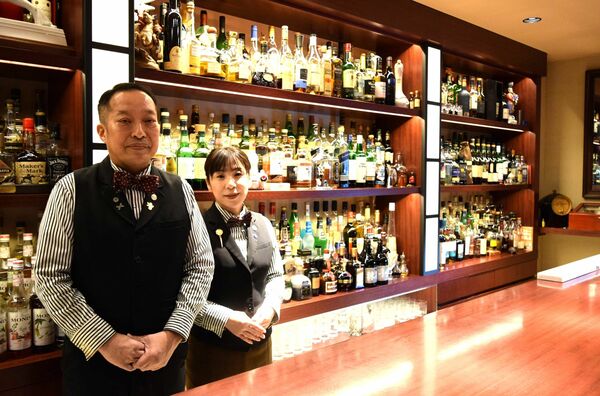 「普段飲まないお酒にも挑戦してほしい」と話す大塚さん夫妻