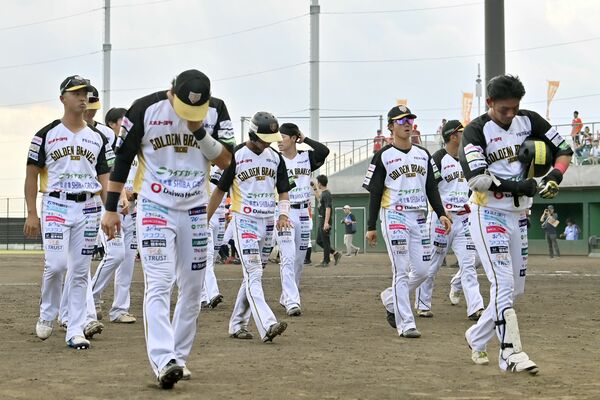 ２年連続の準優勝に終わり、肩を落としてベンチに引き揚げる栃木ＧＢの選手たち＝真岡ハイトラ運動公園市民球場、広瀬華撮影