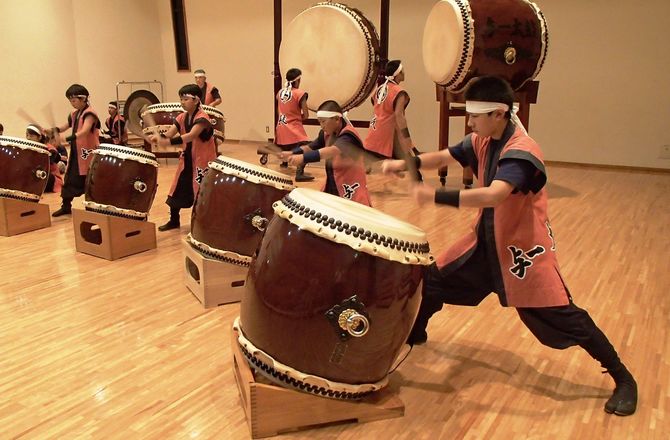 全体練習に励む長山君（右）。自宅でも毎日自主練習を欠かさないそうです。