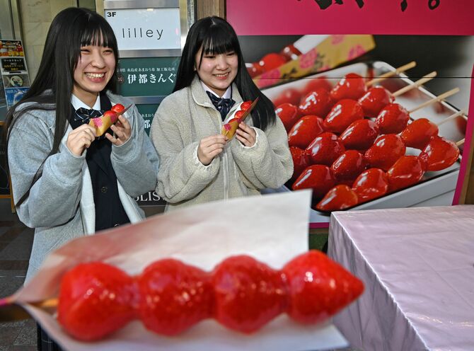 若い世代に人気の伊都きんぐの「いちご飴」=3日午後3時26分、福岡市・天神