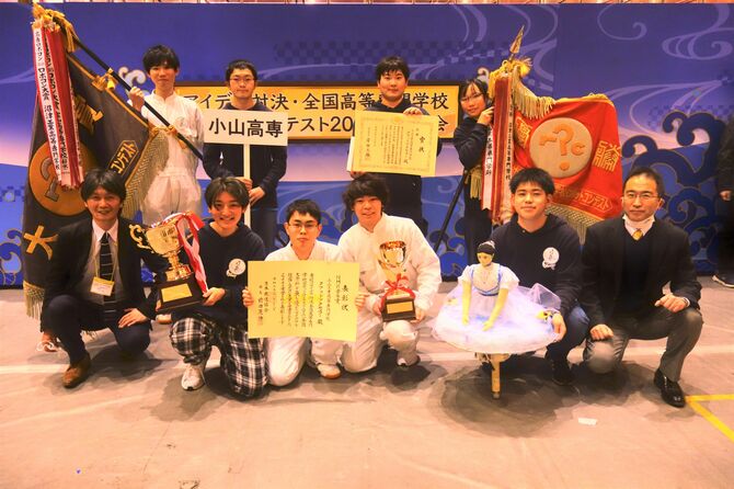 昨年１１月に行われた高専ロボコンの全国大会で２年連続優勝。 「ロボコン大賞」も同時受賞という快挙となりました