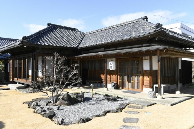 約２００年前から残る飯塚家住宅本宅の離れ。現在はホテルの一室になっている