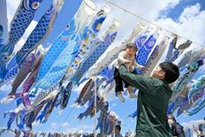 被災地で大空泳ぐ青いこいのぼり