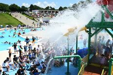 一万人プールでイチゴ配布　栃木県、夏場もプロモーション