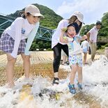 暑さ忘れる清流の涼　茂木・大瀬観光やな　家族連れでにぎわう