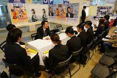 年明け早々、就活熱気　県内企業合同セミナー　宇都宮