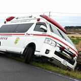 妊婦を搬送中に用水路に脱輪、群馬県太田市消防本部の救急車　下野署