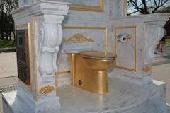 米首都に黄金便器、大統領を風刺