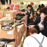 宇都宮の百貨店で開店前から行列　栃木県内、初売りにぎわう