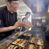 暑さ吹き飛ばす香ばしさ　土用の丑の日、ウナギ求めて　日光の老舗「魚登久」にも続々来店客
