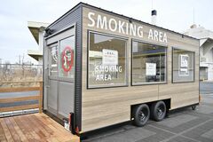 JR小山駅東口にトレーラーハウス型喫煙所　栃木県内初導入、その背景は？