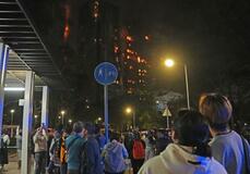 赤い炎、募る不安「家族どこ」