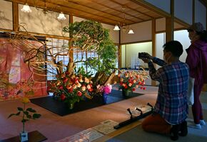 歴史ある御用邸内に飾られた假屋崎さんの作品＝１日午後３時15分、日光市本