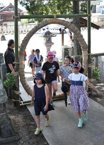半年間のけがれを祓う 茅の輪くぐり 佐野