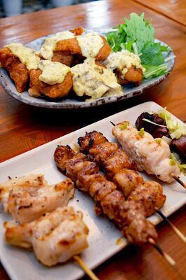 店主が選ぶ「くし物　お任せ　５本盛り」と、お薦めの「あまくちチキンなんばん」