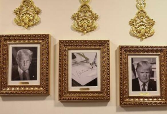 バイデン大統領の代わりにオートペンの写真が飾られた、ホワイトハウスの肖像展示コーナー=10月、ワシントン(ロイター=共同)