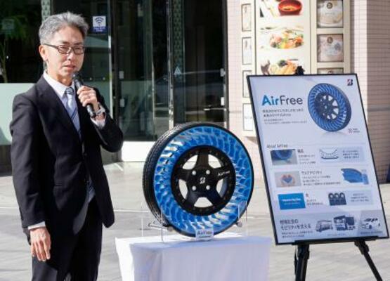 次世代タイヤ「AirFree(エアフリー)」について説明するブリヂストンの岩淵芳典部長=8日午前、富山市