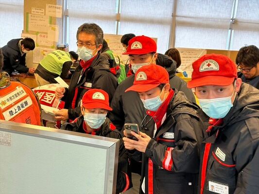 珠洲市の災害対策本部で活動する山口さん（前列右から２人目）と河又さん（中央左奥）