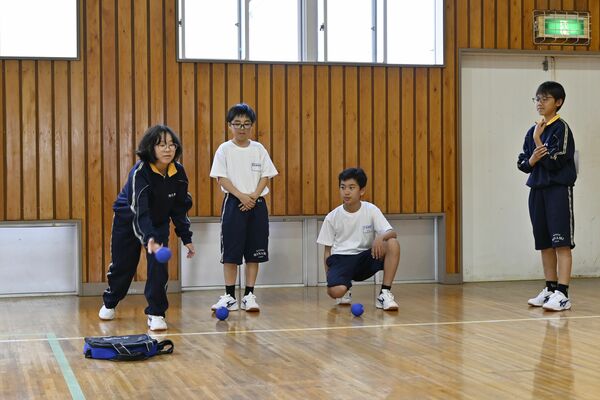 ボッチャの練習に取り組む金田南中マルチスポーツ部の部員
