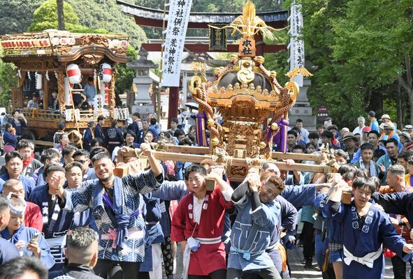 宮出しされ勇壮に渡御する本社みこし