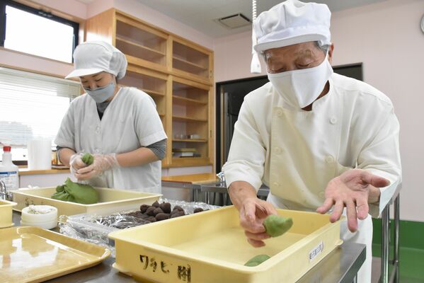 そすいの郷直売センターの加工場で草餅を作る鏑木さん（右）