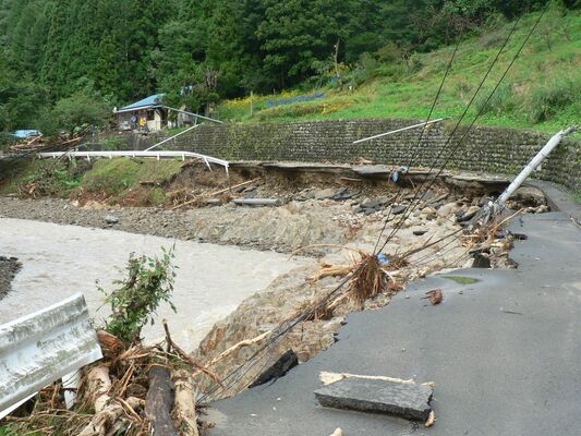 関東・東北豪雨の際、大雨で削られ崩落したした道路＝２０１５年９月、日光市芹沢（日光市提供）